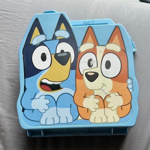Bluey toys with carrying box - Picture 1 of 7